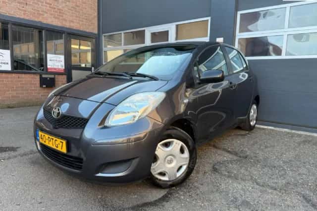 Toyota Yaris (2011) thumbnail 1