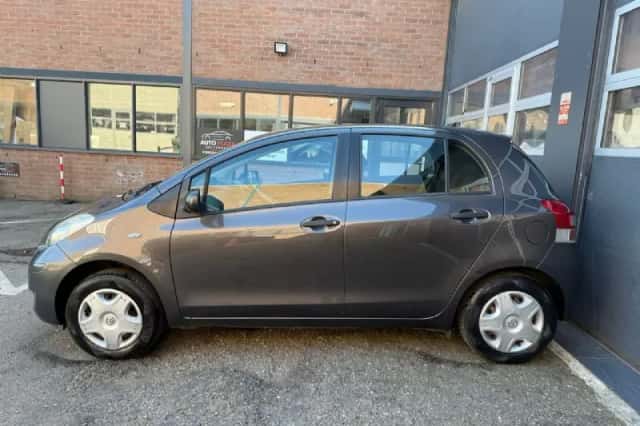 Toyota Yaris (2011) thumbnail 2