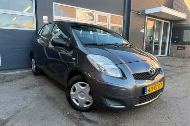 Toyota Yaris (2011) thumbnail 3