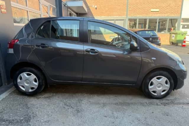 Toyota Yaris (2011) thumbnail 4