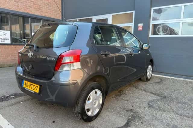 Toyota Yaris (2011) thumbnail 5