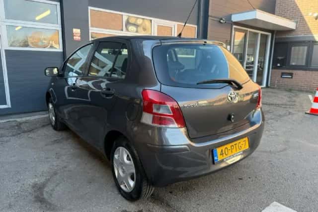 Toyota Yaris (2011) thumbnail 6