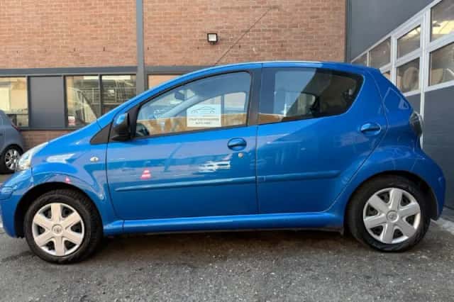 Toyota Aygo (2009) thumbnail 2