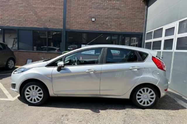 Ford Fiesta (2015) thumbnail 2