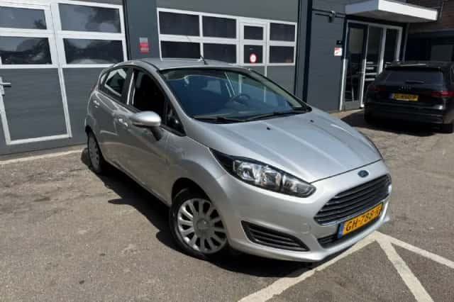 Ford Fiesta (2015) thumbnail 3