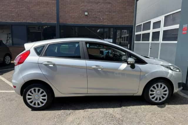 Ford Fiesta (2015) thumbnail 4
