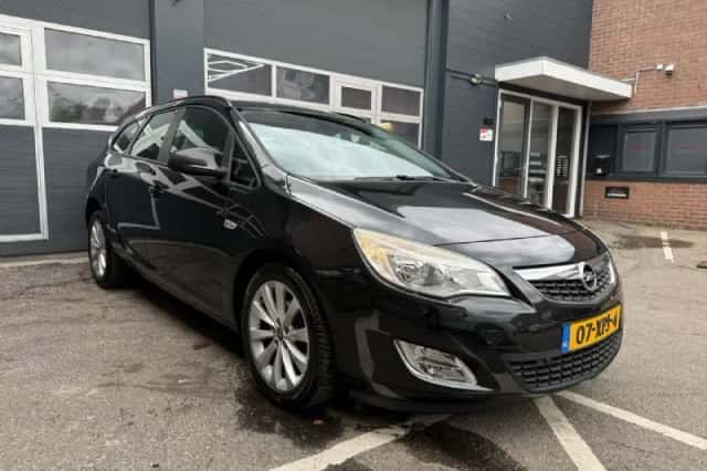 Opel Astra (2012) thumbnail 3