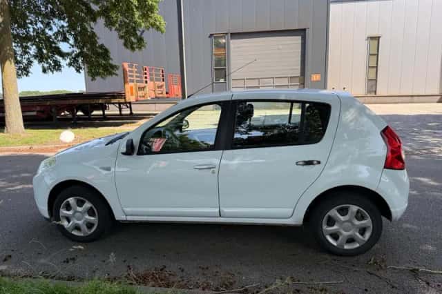 Dacia Sandero (2010) thumbnail 2