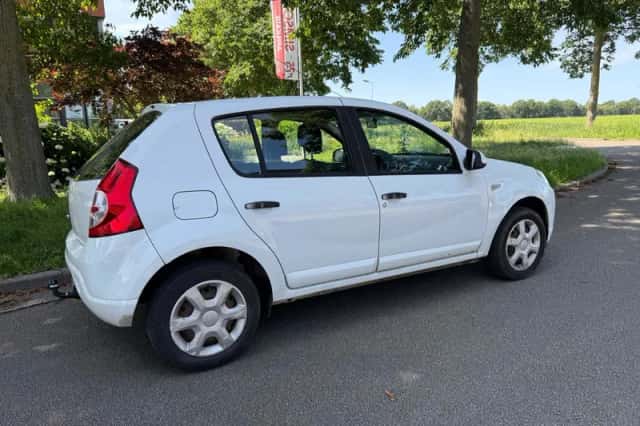 Dacia Sandero (2010) thumbnail 5