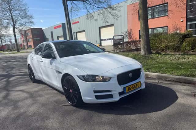 Jaguar XE (2016) thumbnail 1