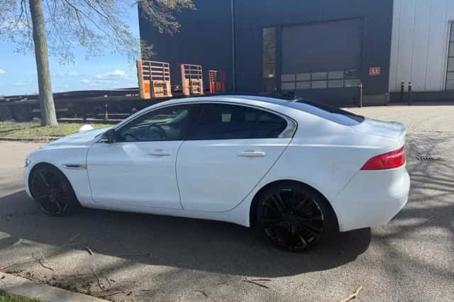 Jaguar XE (2016) thumbnail 2