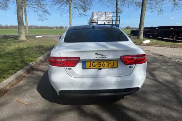 Jaguar XE (2016) thumbnail 3