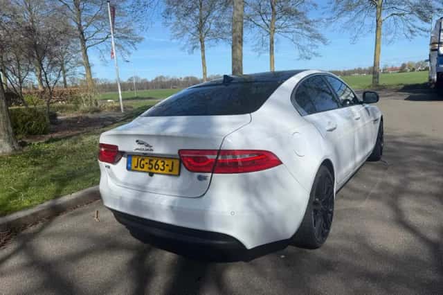 Jaguar XE (2016) thumbnail 4