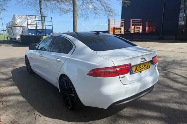 Jaguar XE (2016) thumbnail 5