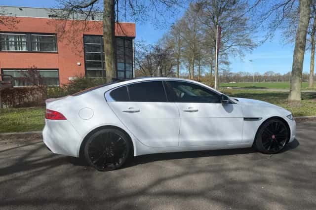 Jaguar XE (2016) thumbnail 6