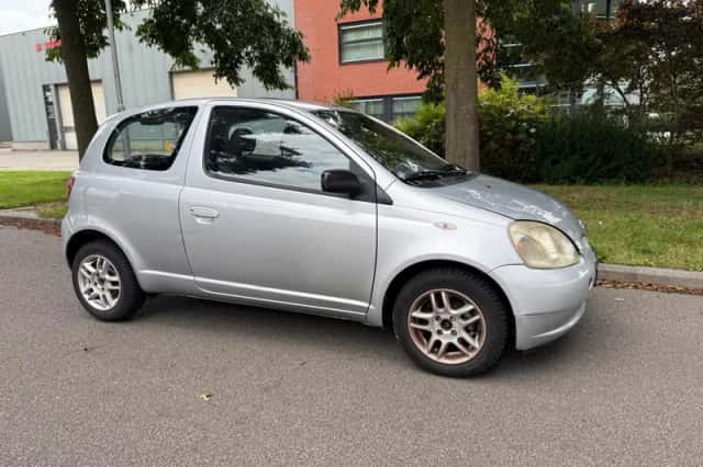 Toyota Yaris (2002) thumbnail 2