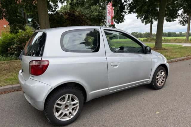 Toyota Yaris (2002) thumbnail 3