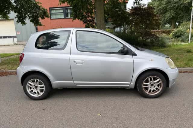 Toyota Yaris (2002) thumbnail 4