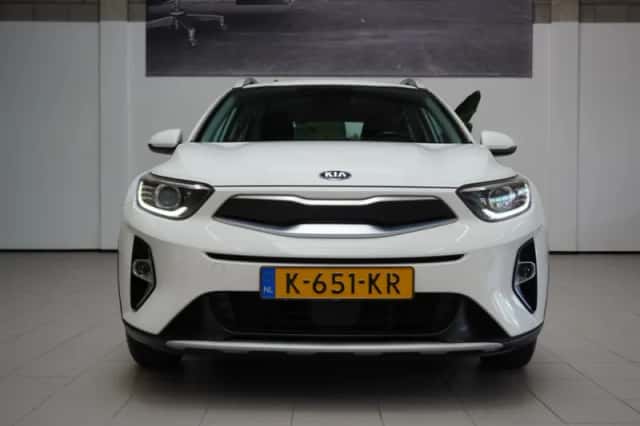Kia Stonic (2021) thumbnail 3