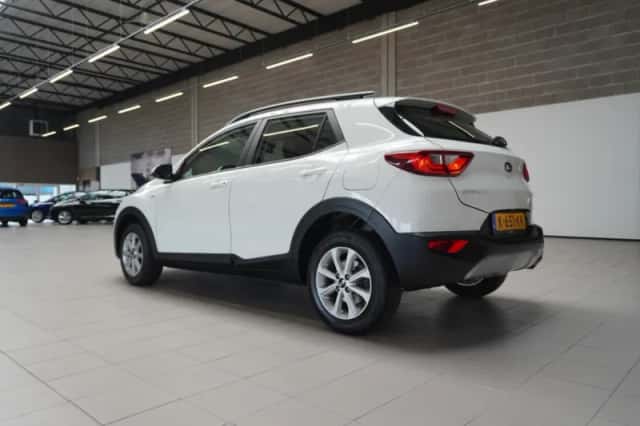 Kia Stonic (2021) thumbnail 6