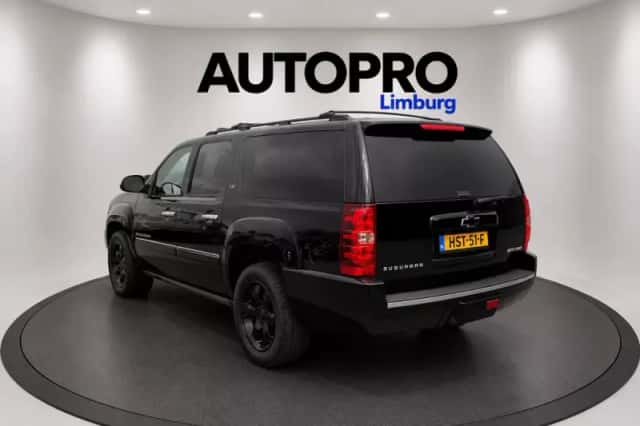 Chevrolet Suburban (2009) thumbnail 2