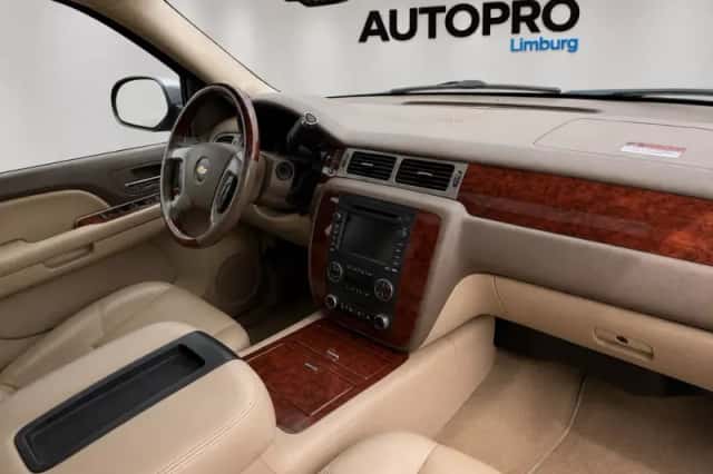 Chevrolet Suburban (2009) thumbnail 3