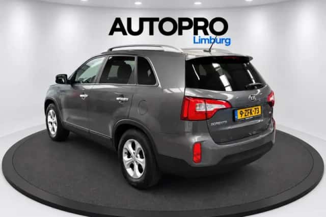 Kia Sorento (2015) thumbnail 2
