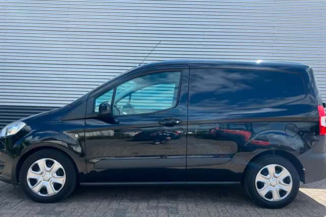 Ford Transit Courier (2016) thumbnail 4