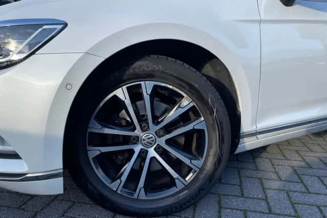 Volkswagen Passat (2019) thumbnail 2