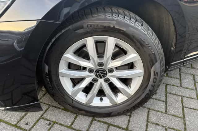 Volkswagen Passat (2022) thumbnail 2