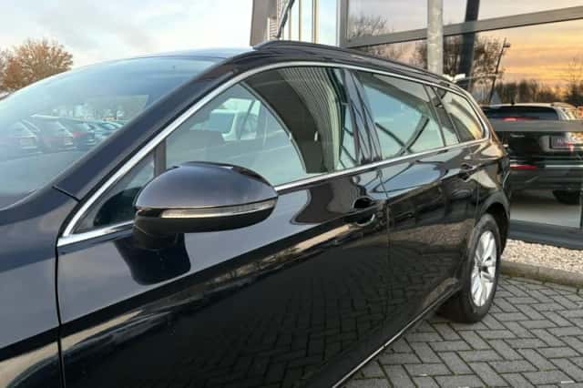 Volkswagen Passat (2022) thumbnail 3