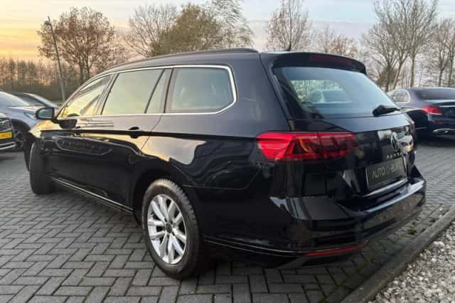 Volkswagen Passat (2022) thumbnail 4