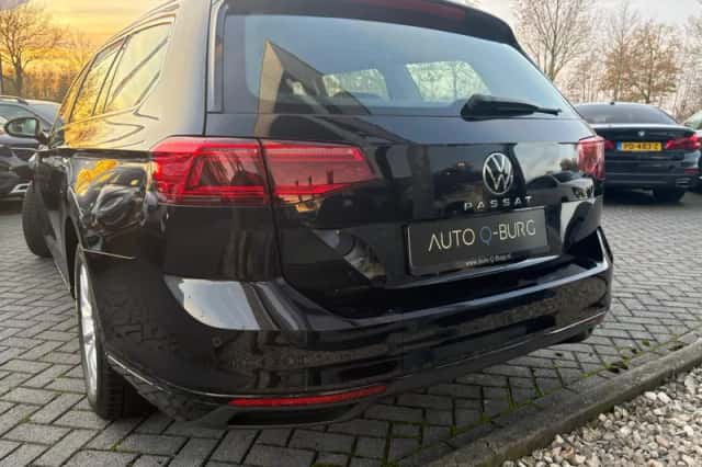 Volkswagen Passat (2022) thumbnail 5