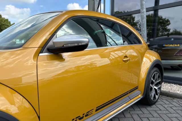 Volkswagen Beetle (2017) thumbnail 3