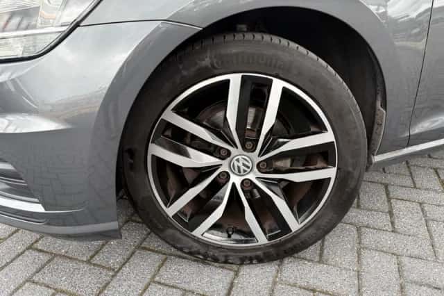 Volkswagen Golf (2017) thumbnail 2