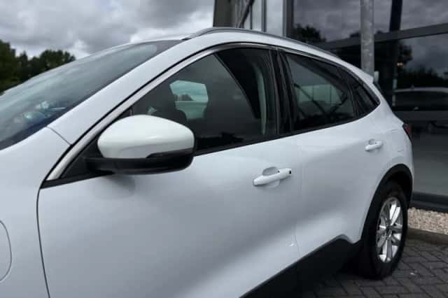 Ford Kuga (2021) thumbnail 3