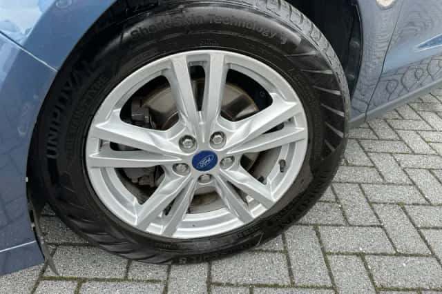 Ford Galaxy (2023) thumbnail 2