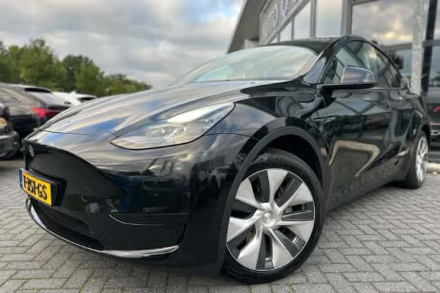 Tesla Model Y (2023) thumbnail 1