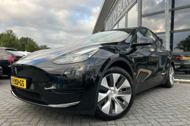 Tesla Model Y (2023) thumbnail 2