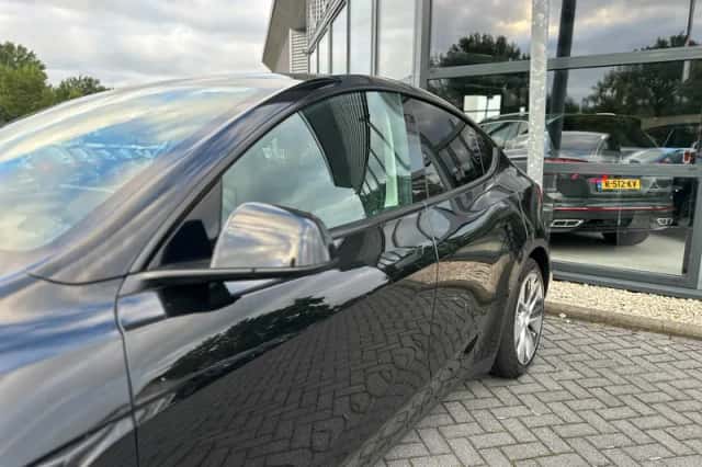 Tesla Model Y (2023) thumbnail 3