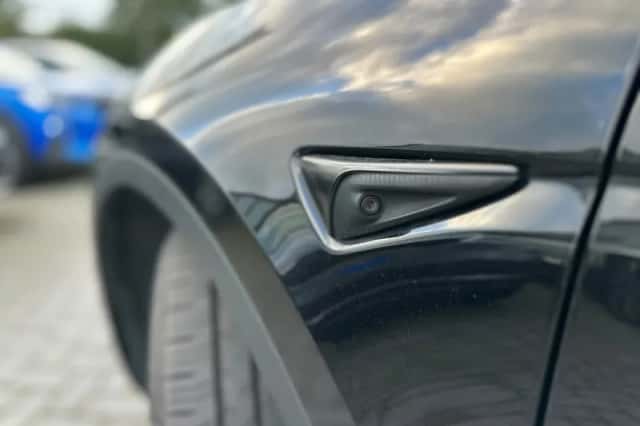 Tesla Model Y (2023) thumbnail 4