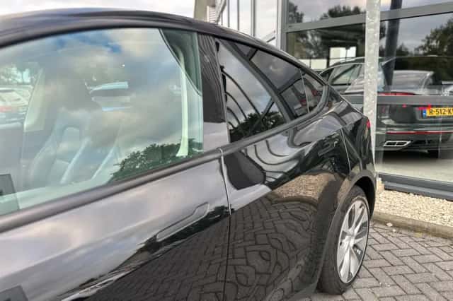 Tesla Model Y (2023) thumbnail 5