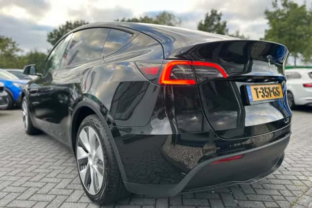 Tesla Model Y (2023) thumbnail 6