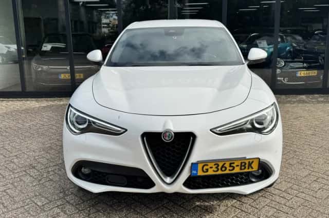 Alfa Romeo Stelvio (2019) thumbnail 4