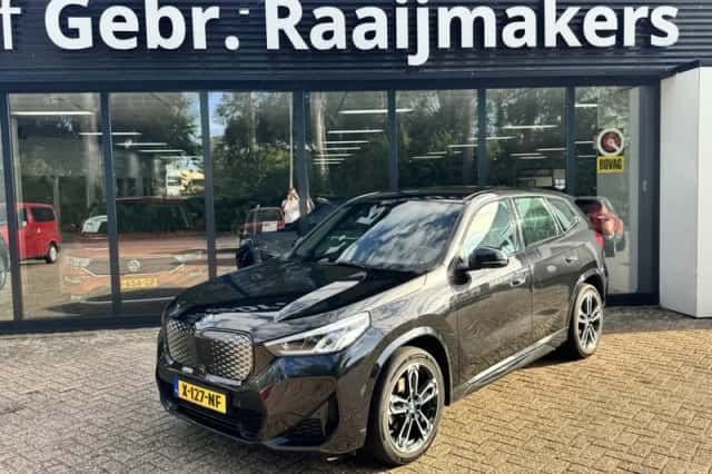 BMW iX1 (2023) thumbnail 2