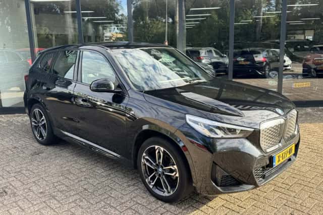 BMW iX1 (2023) thumbnail 5