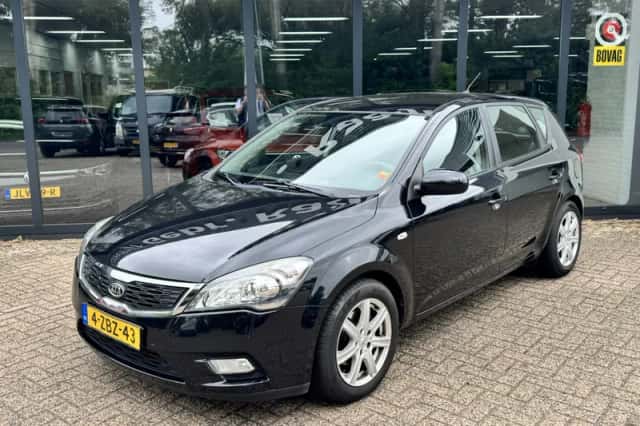 Kia Cee'd (2012) thumbnail 2