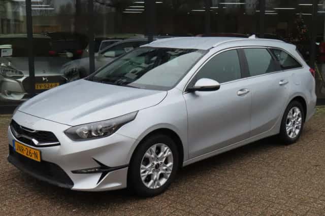 Kia Ceed Sportswagon (2022) thumbnail 2