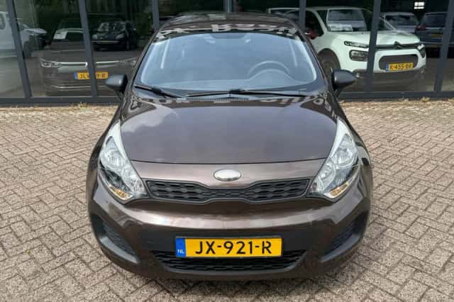 Kia Rio (2013) thumbnail 3