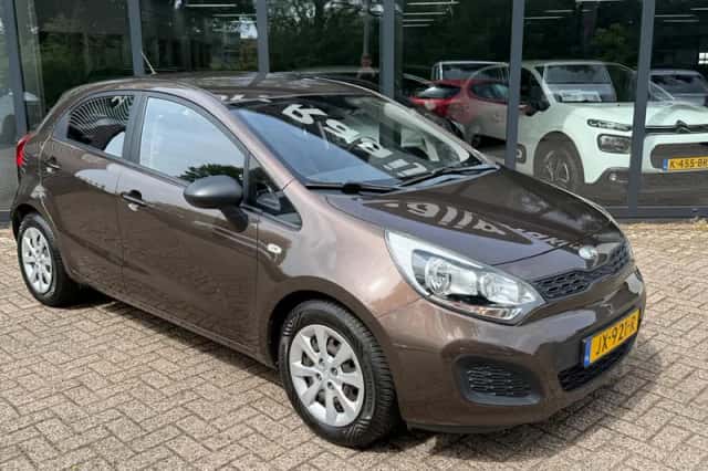 Kia Rio (2013) thumbnail 4